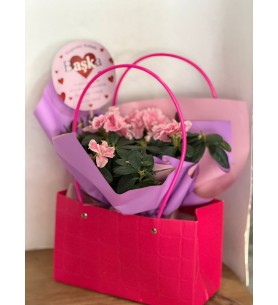 PEMBE ÇANTADA AÇELYA ÇİÇEĞİ